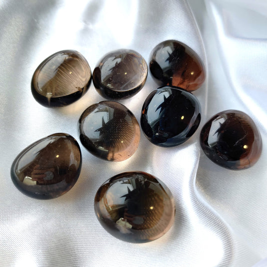 Rumpuhiottuja savukvartsikiviä valkoisella silkkikankaalla