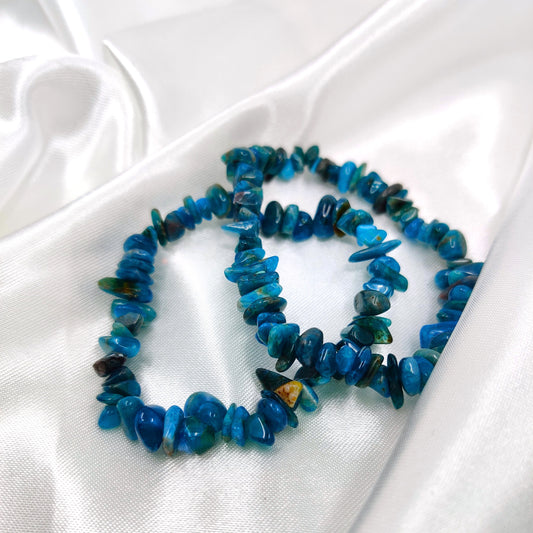 Kirkas sininen apatiitti hippurannekoru valkoisella taustalla