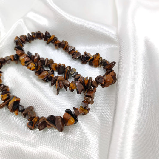 ruskea tiikerinsilmä hippurannekoru valkoisella taustalla