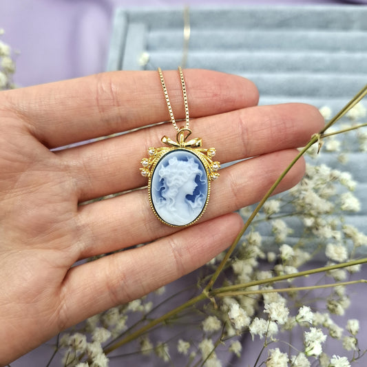 Akaattiriipus kaiverruksella